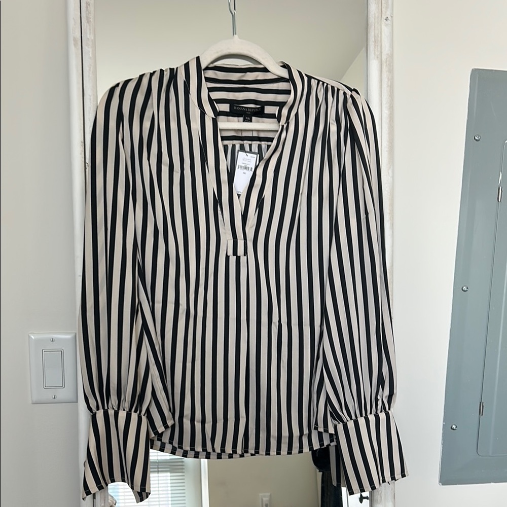 NWT Banana Republic Black and Cream Mandarin Collar Blouse